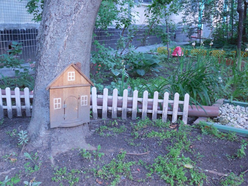 Заборчик из пластиковых ящиков