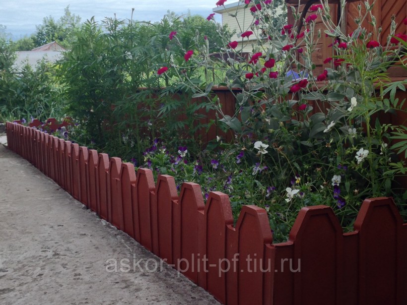 Пластиковые ящики в огороде