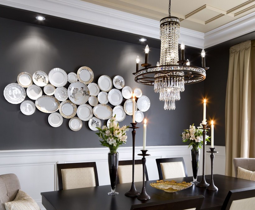 Тарелки на стене в интерьере