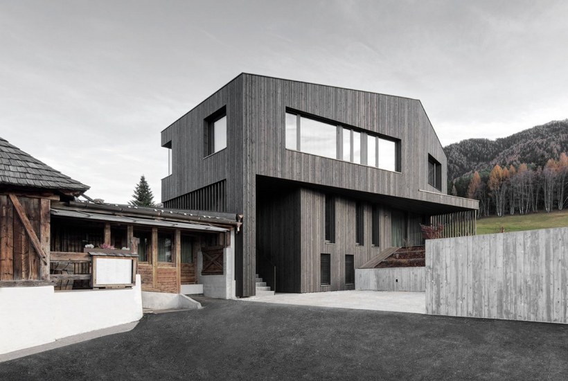 Современный дом из бетона и дерева