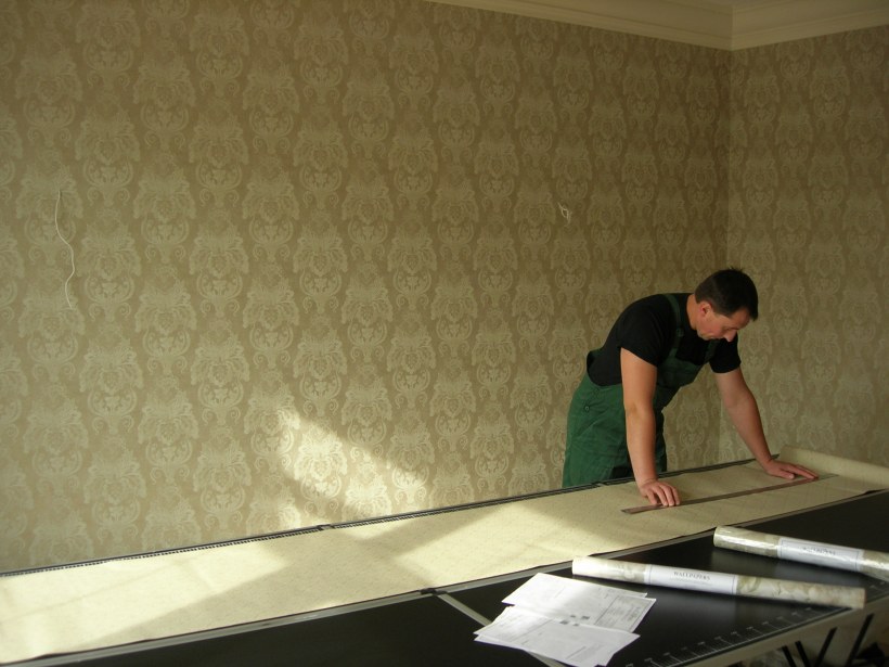 Оклеивание обоев