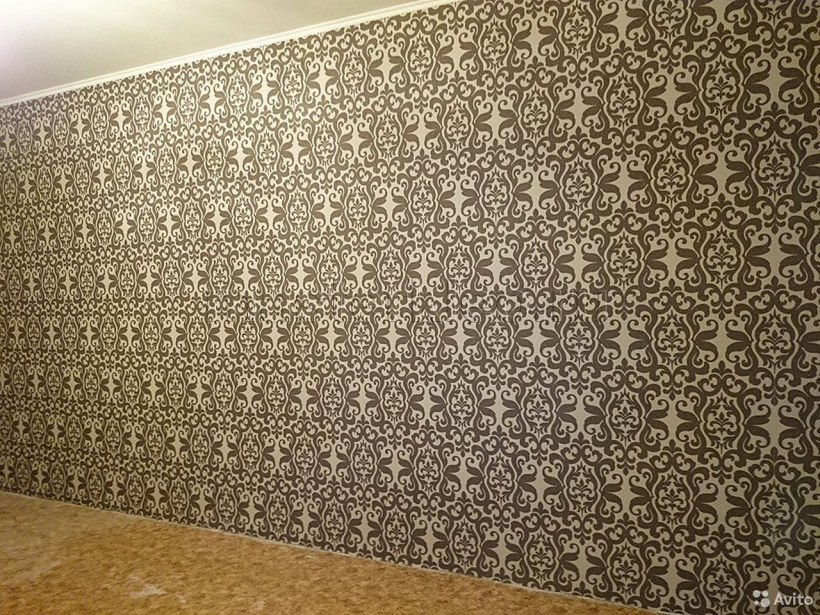 Стена обклеенная обоями