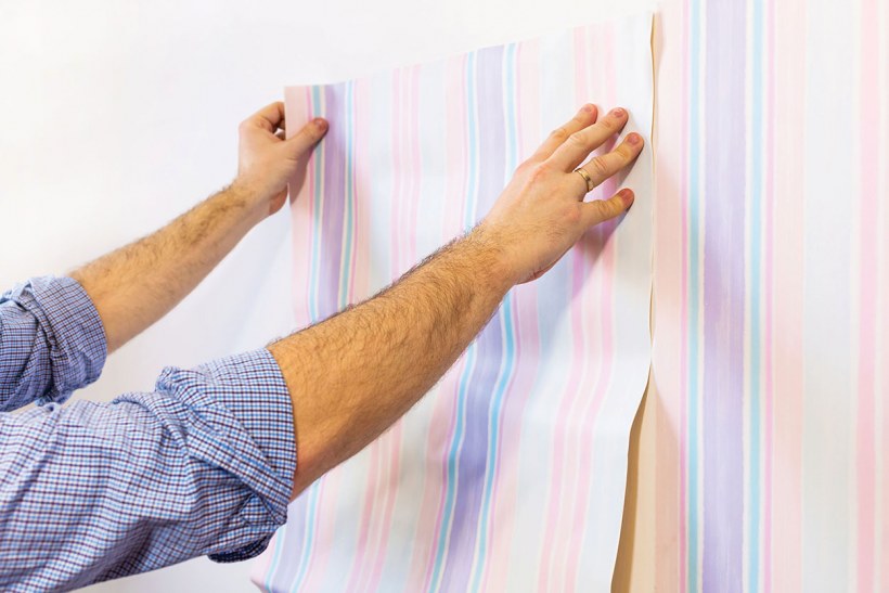 Поклейка бумажных обоев