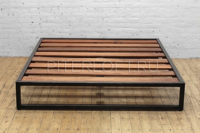 Кровать из металла и дерева