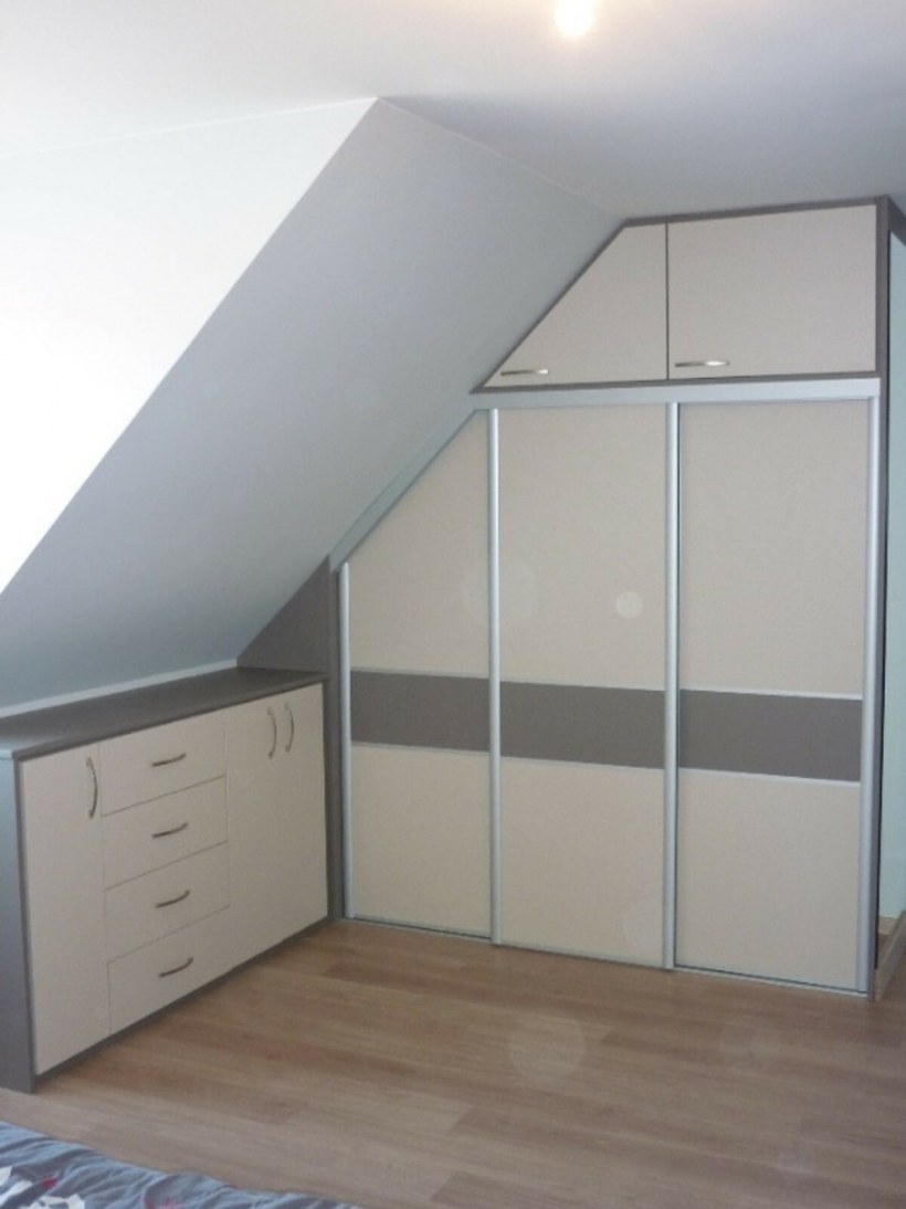 Шкаф в мансарде со скошенным потолком