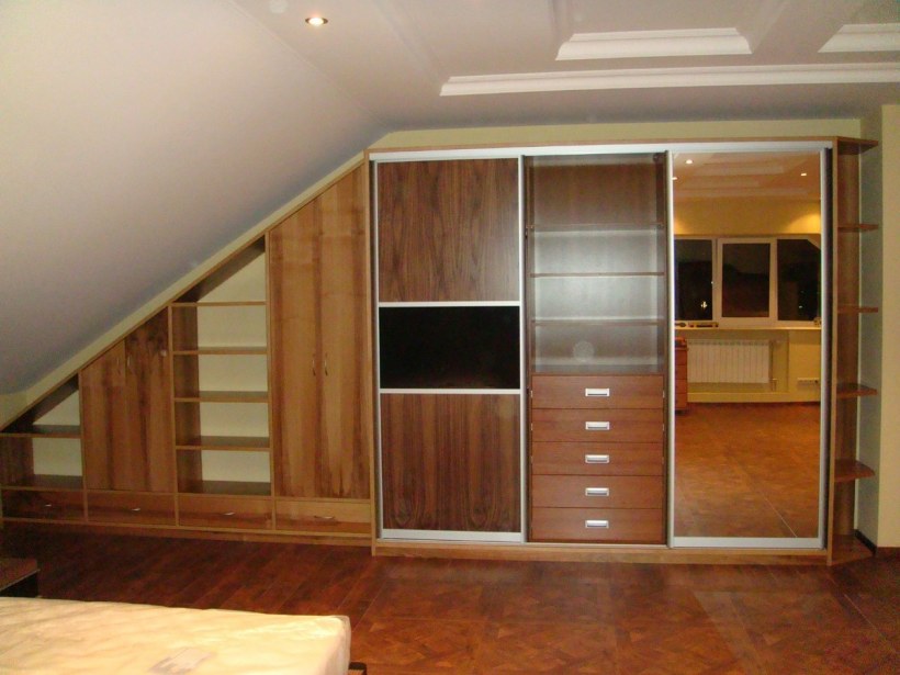 Шкаф на мансарде