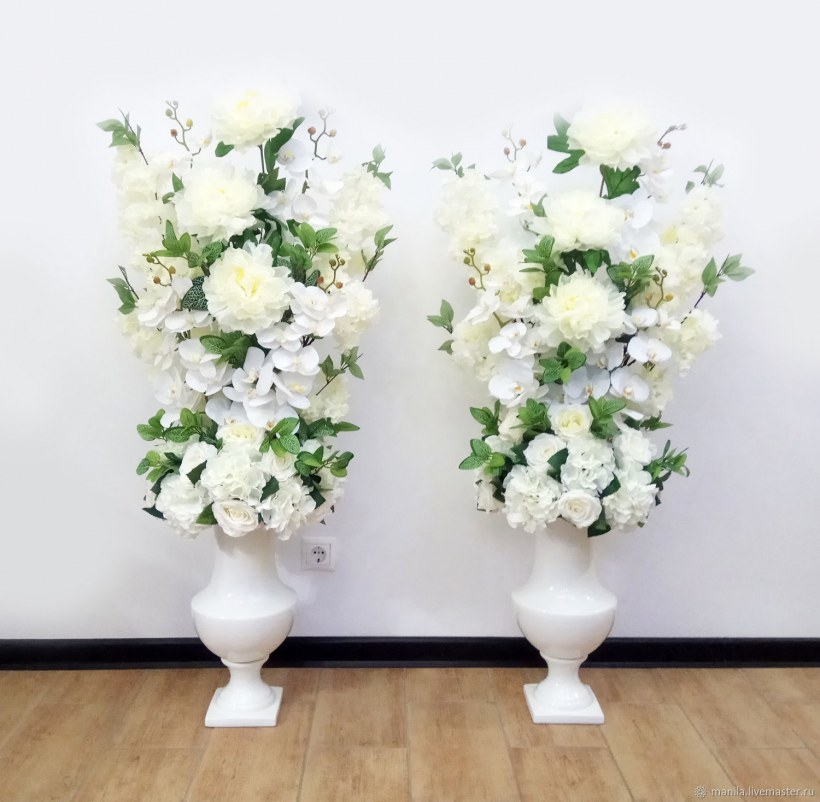 Напольная композиция из искусственных цветов