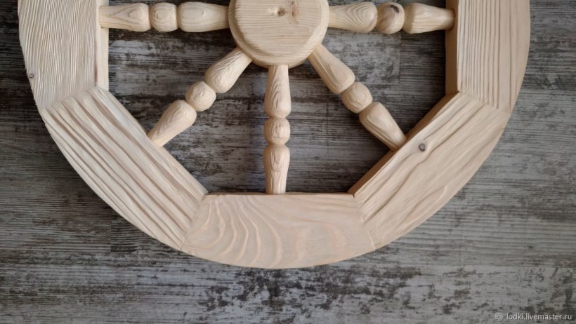 Колесо от телеги в интерьере