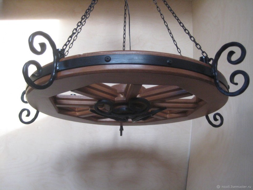 Деревянная люстра колесо