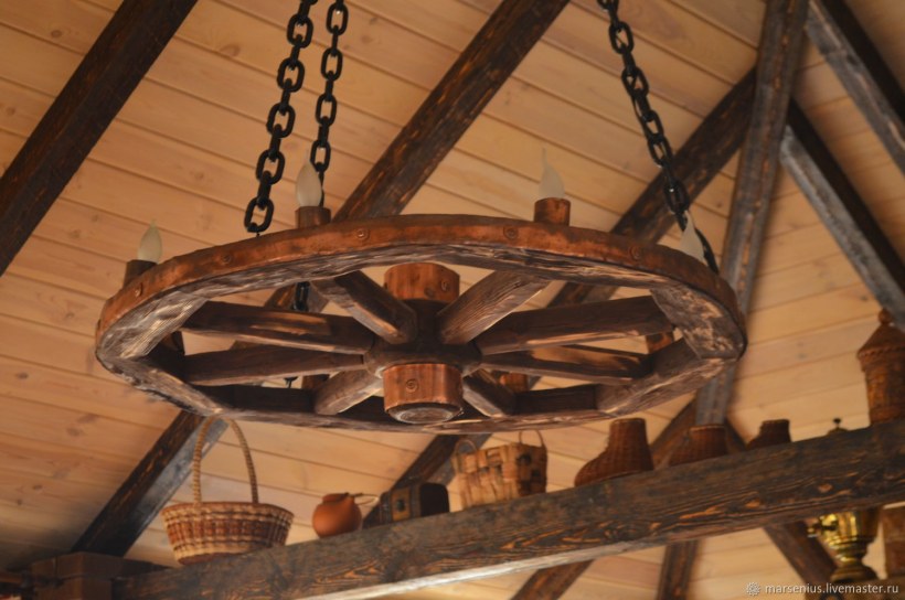Люстра в виде колеса от телеги