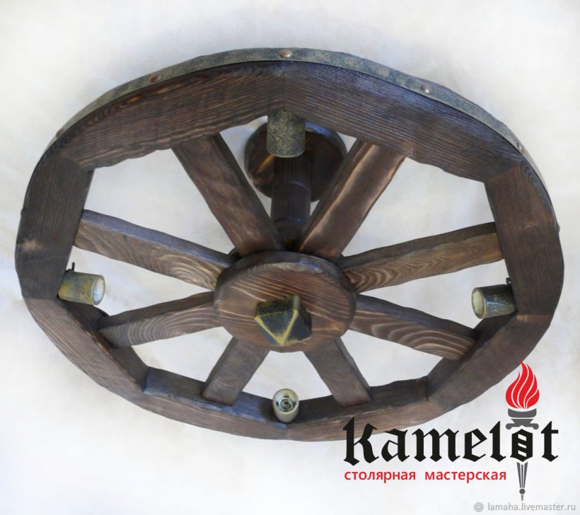 Деревянная люстра колесо