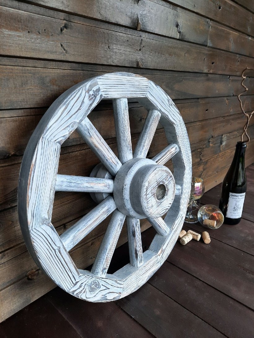 Люстра колесо из дерева в стиле лофт