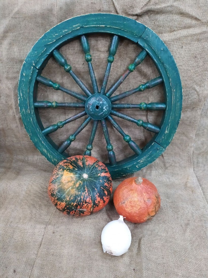 Колесо деревянное декоративное