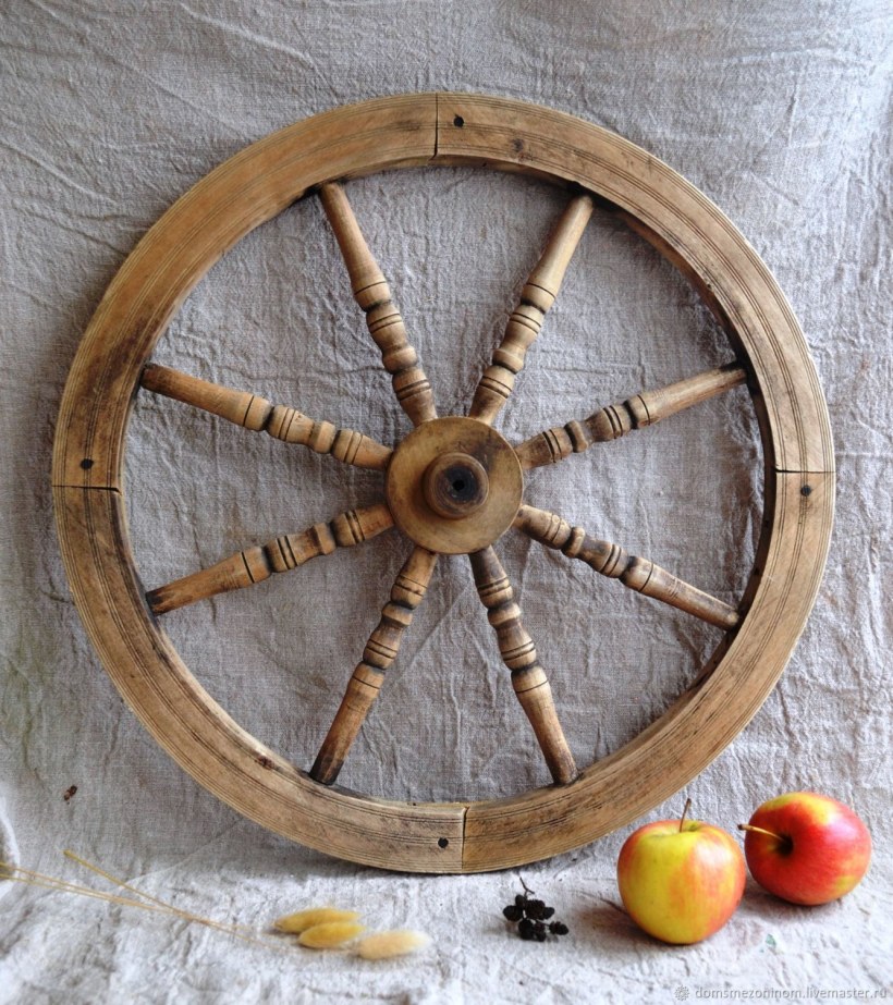 Деревянная люстра колесо