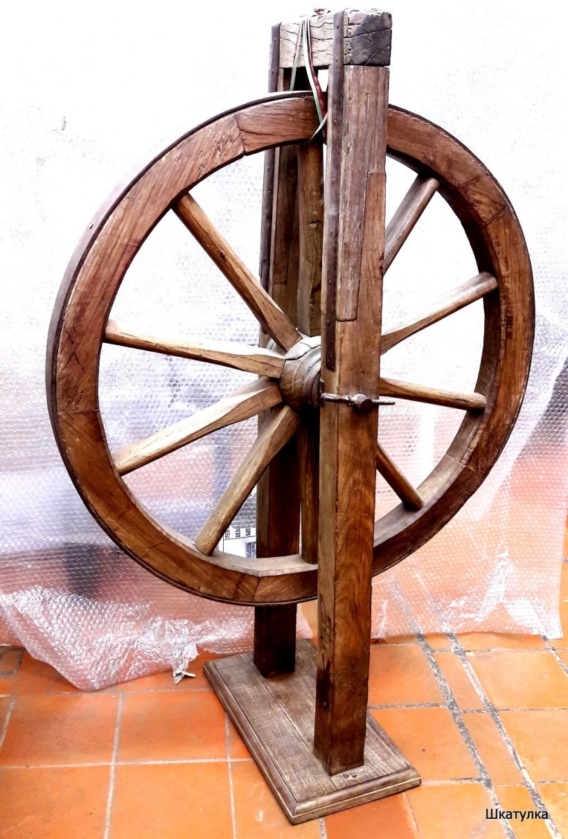 Деревянное колесо для телеги