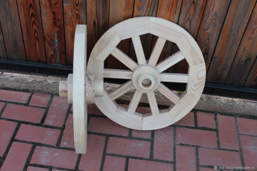 Светильник в виде деревянного колеса