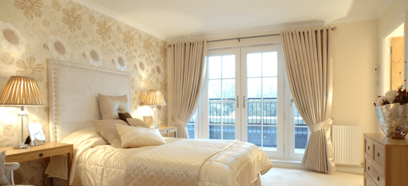 Обои в изголовье кровати в спальне