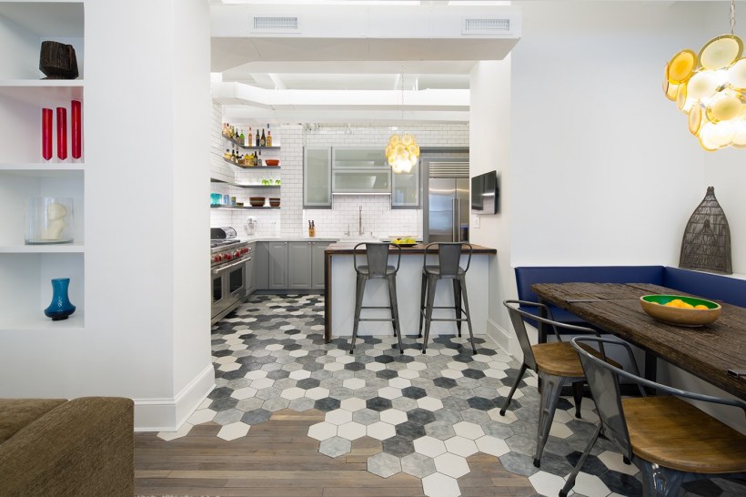 Шестигранная плитка в зоне кухни
