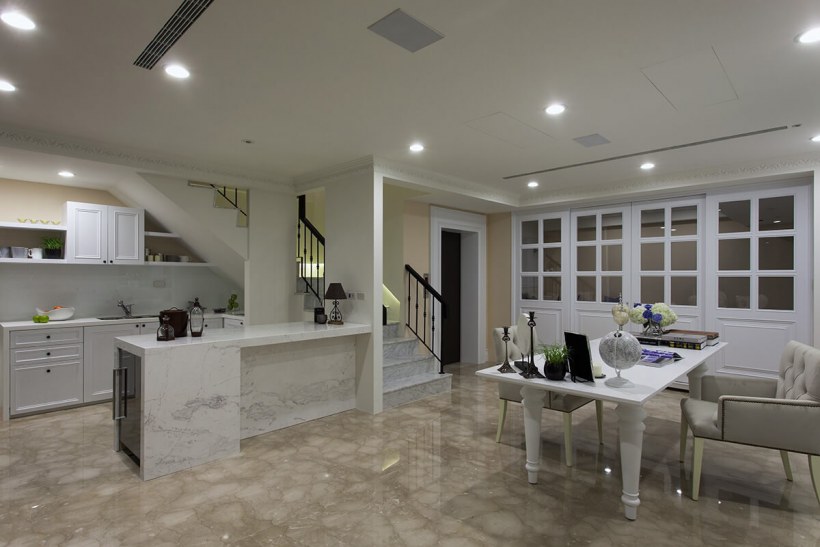 Кухня гостиная с мраморным полом