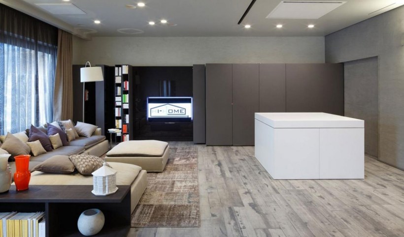 Гостиная с темным ламинатом