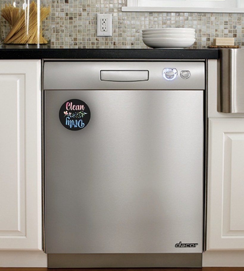 Отдельностоящая посудомоечная машина в интерьере кухни