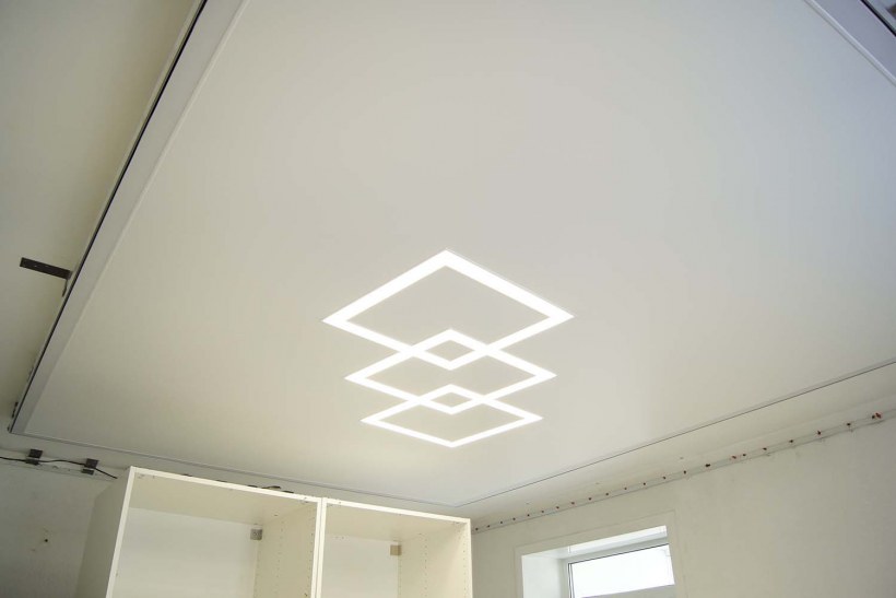 Подвесной потолок со световыми линиями