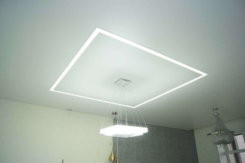 Световые линии на потолке