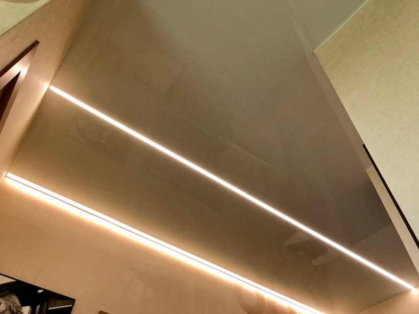 Световые линии на натяжном потолке