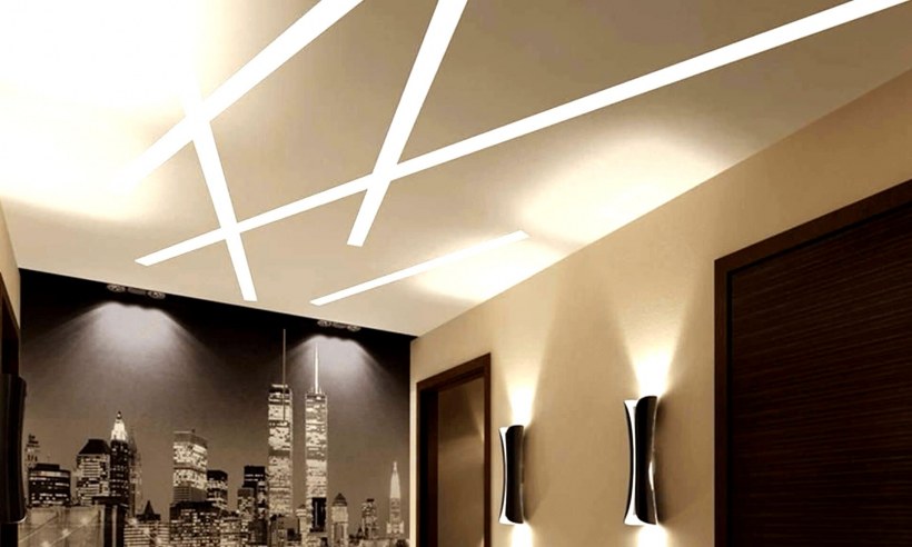 Световые линии на потолке в коридоре