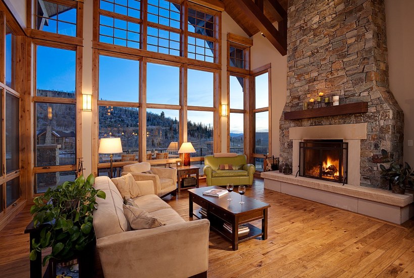 Гостиная с камином и панорамными окнами