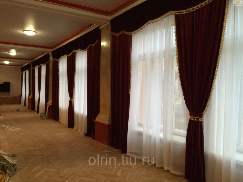 Шторы в фойе