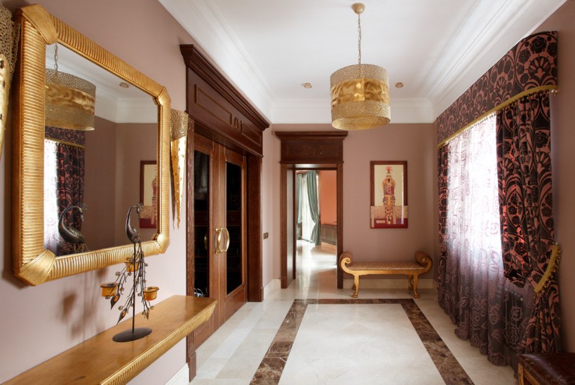 Шторы в прихожую в частном