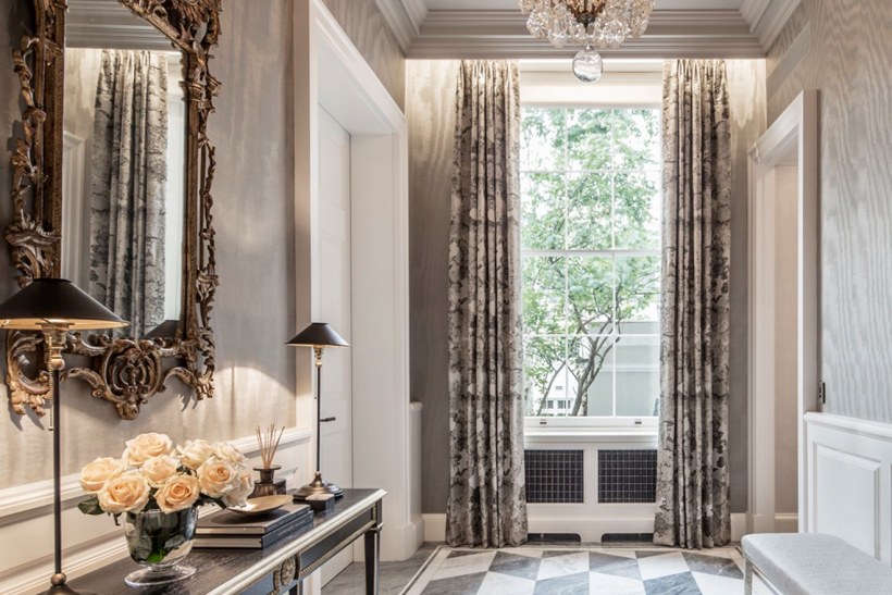 Шторы в прихожую в частном доме