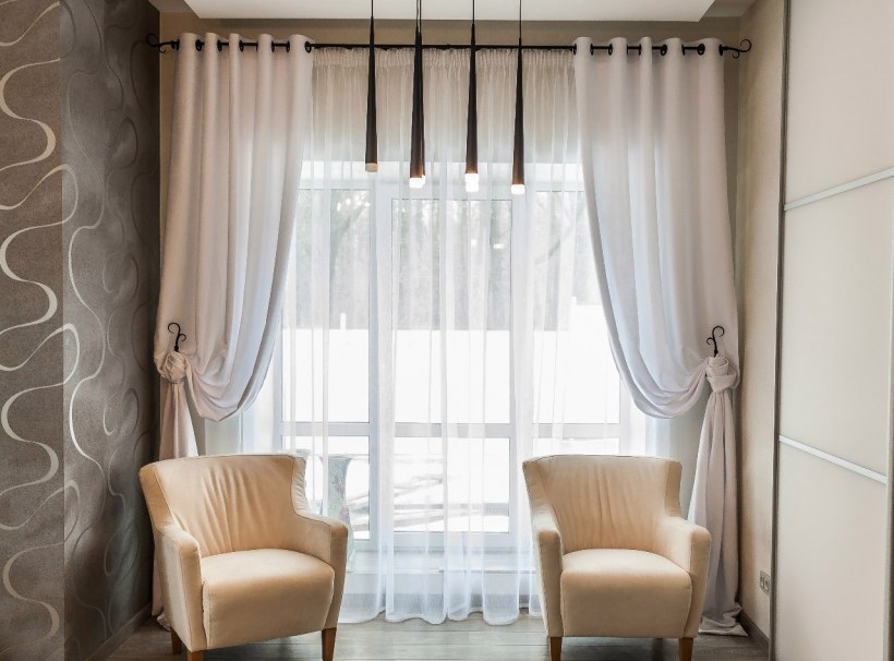 Штора в прихожую на окно