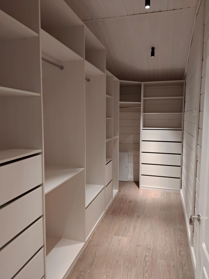 Гардеробная из мебельных щитов