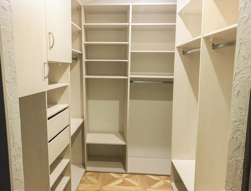 П-образная гардеробная комната