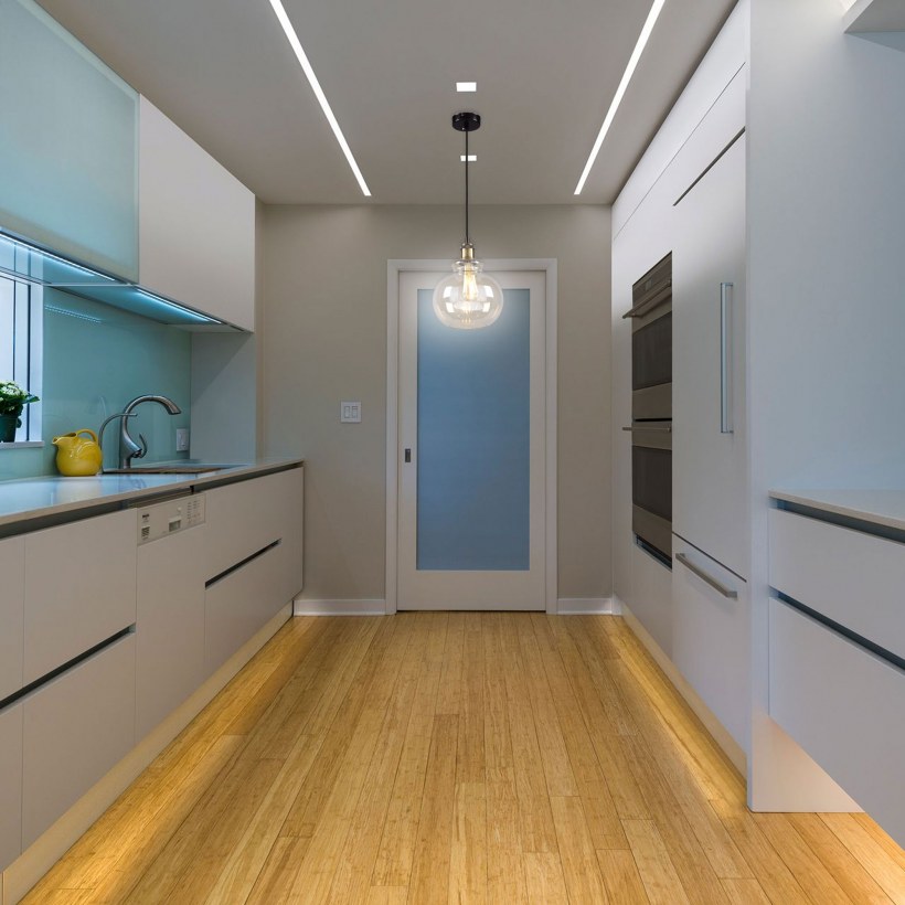 Светлая плитка в коридоре и на кухне