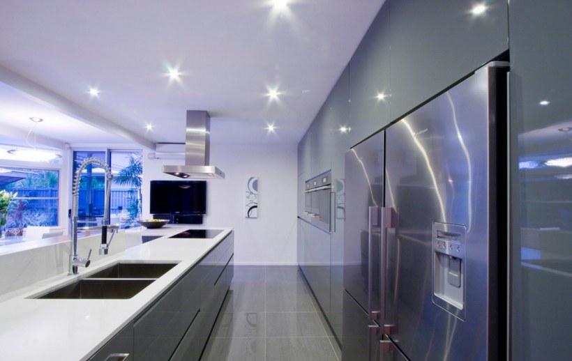 Темные стены в коридоре