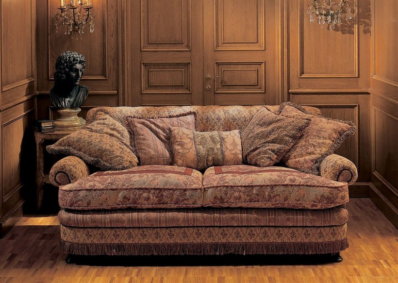 Классический диван для гостиной в английском стиле