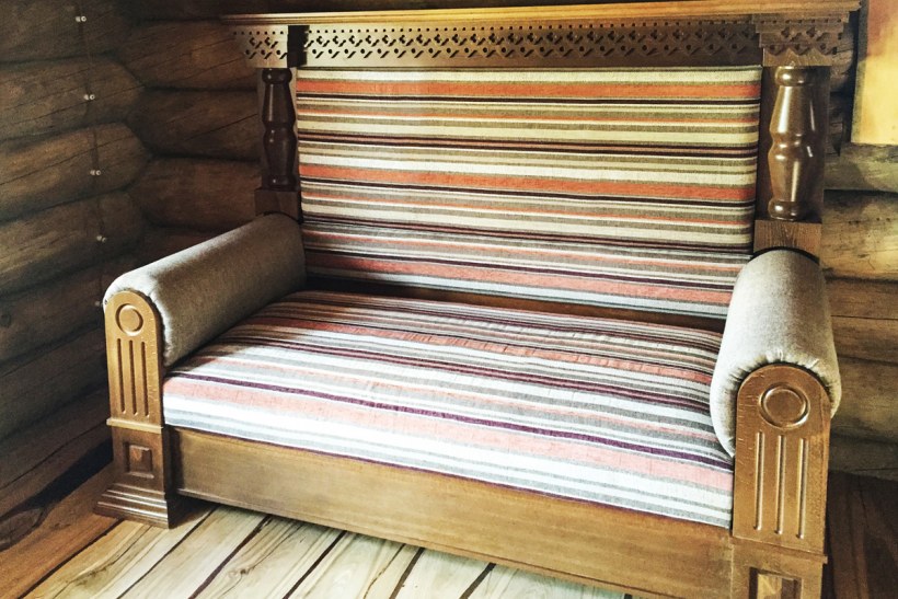 Диван в стиле Кантри