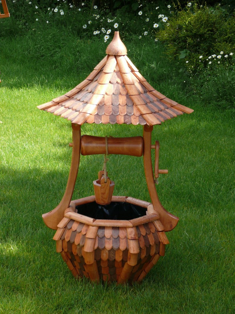 Декоративный колодец на даче