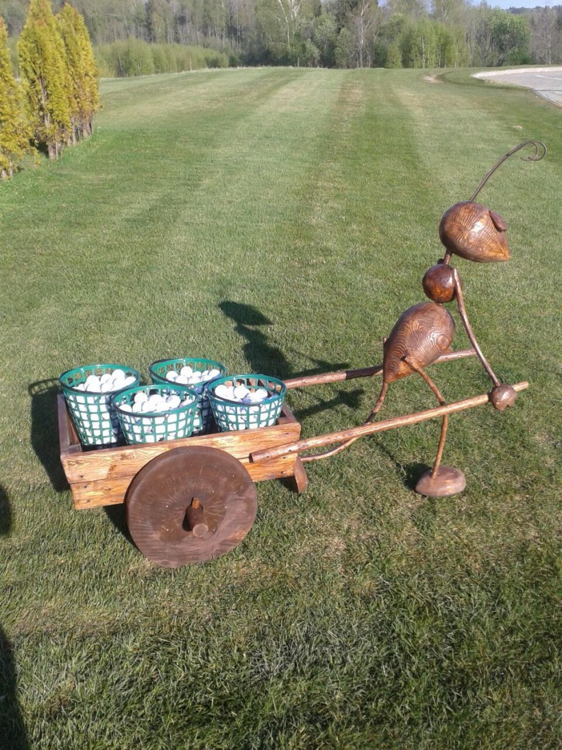 Садовая скульптура муравей