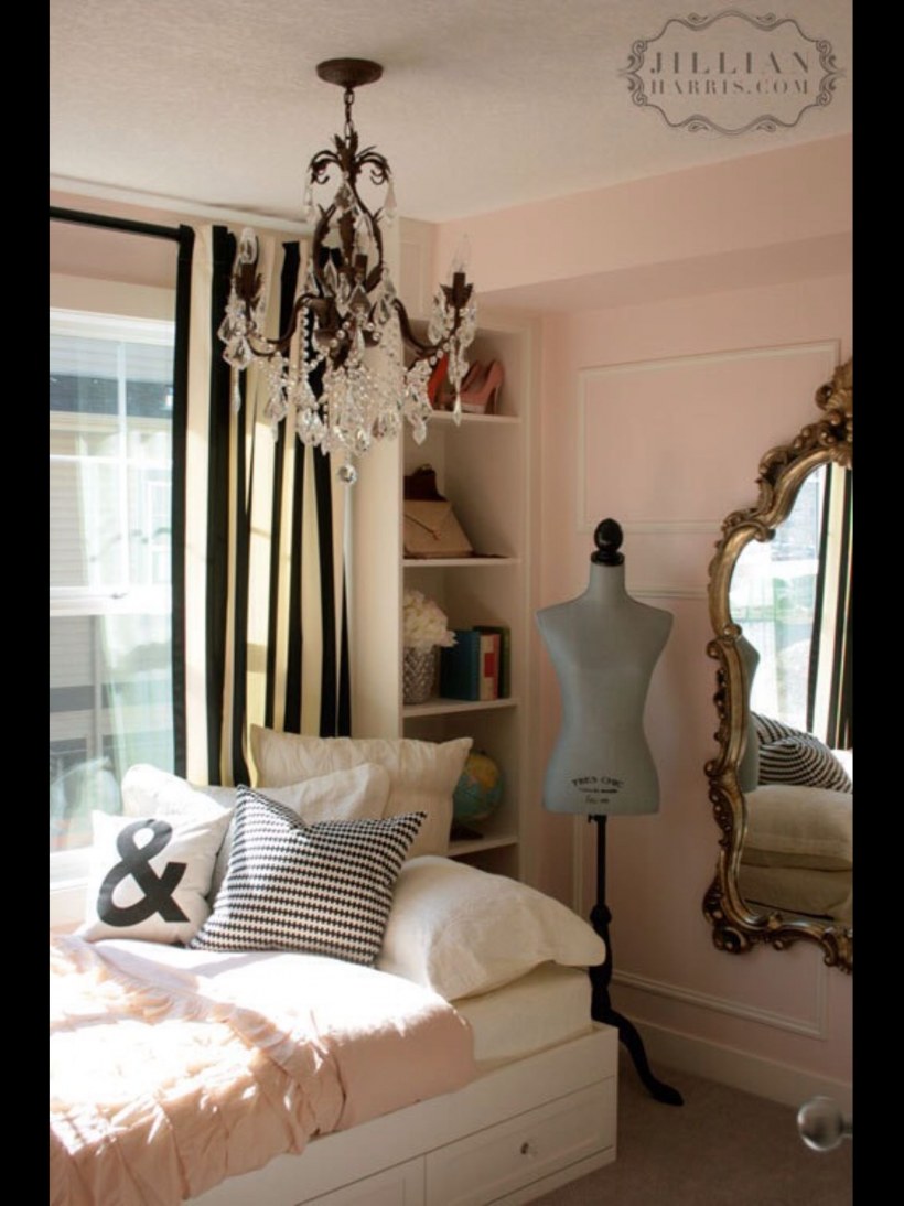 Маленькая комната в парижском стиле