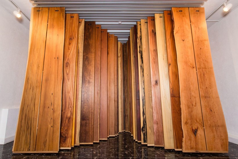 Необрезные доски в интерьере