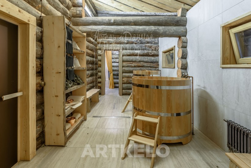 Интерьер бани из необрезной доски