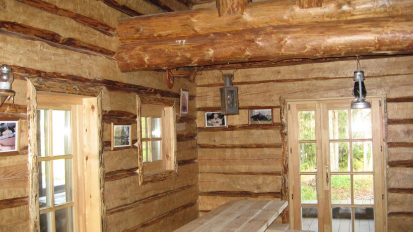 Бревенчатый старый дом внутри