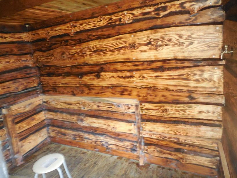 Отделка стен необрезной доской