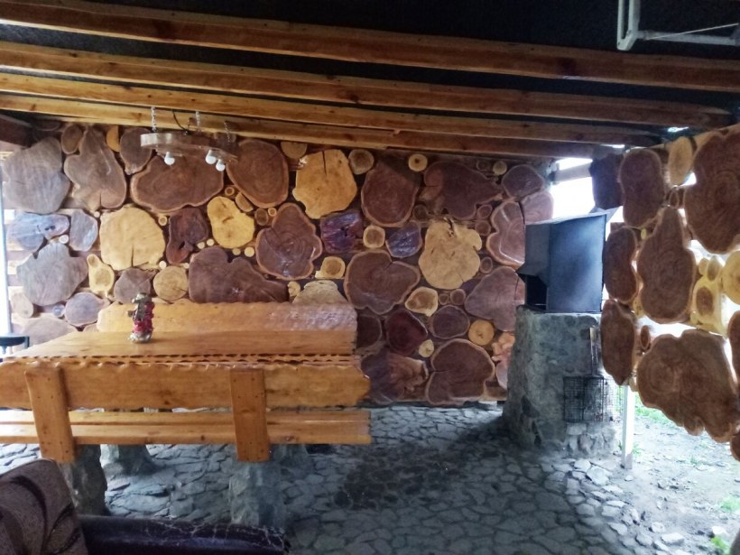 Беседка из спилов дерева