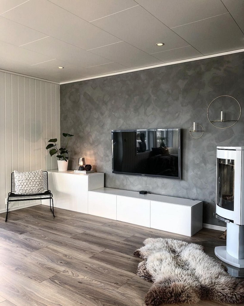 Гостиная в сером цвете с камином