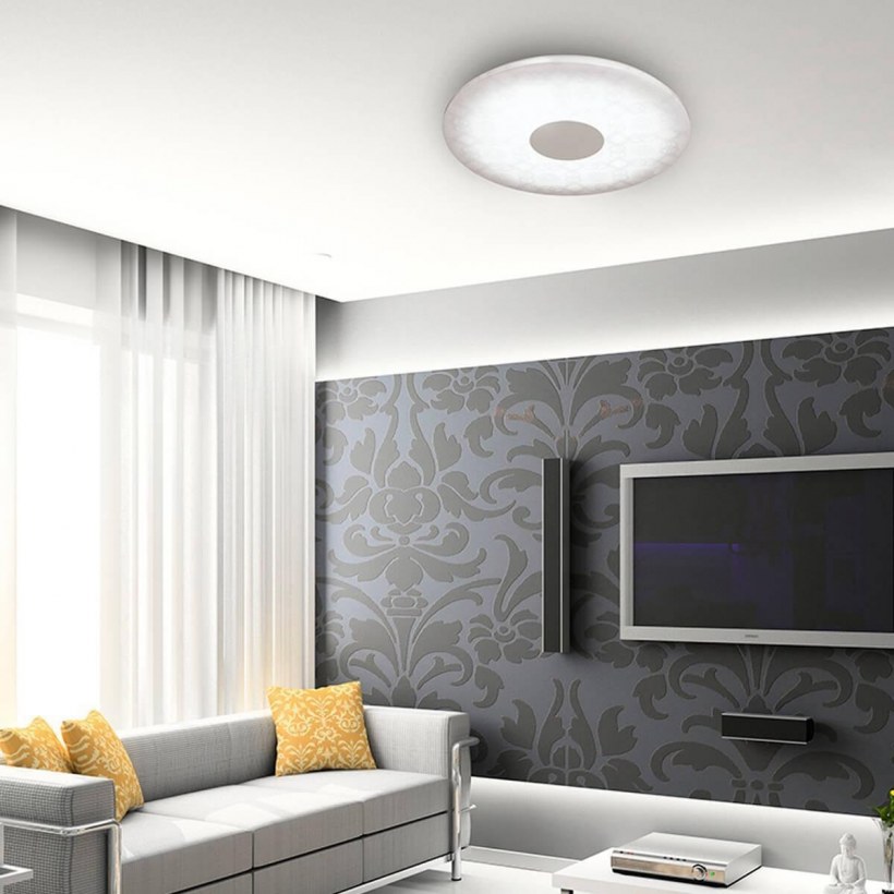 Темный интерьер с яркими акцентами